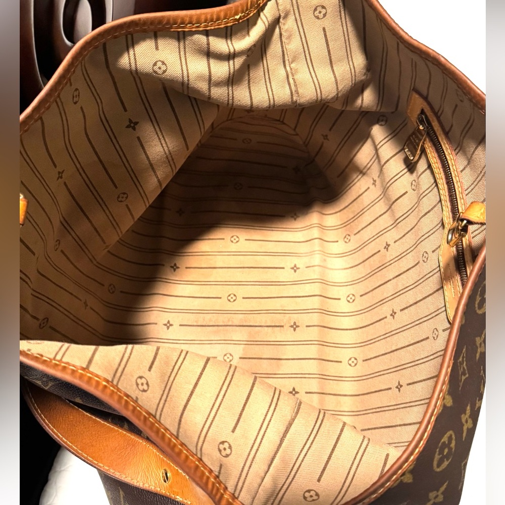 Authentic Louis Vuitton Brown Delightful PM Monogram Women's Hobo Tote. - Picture 4 of 14